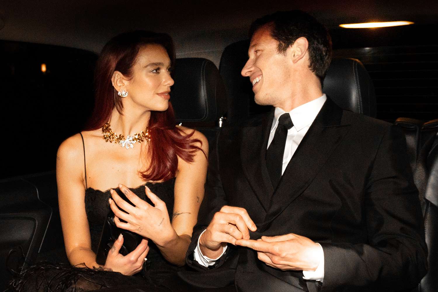 Dua Lipa ve Sevgilisi Eyfel Kulesi’nin Altında Aşk Dolu Anlar Yaşadı