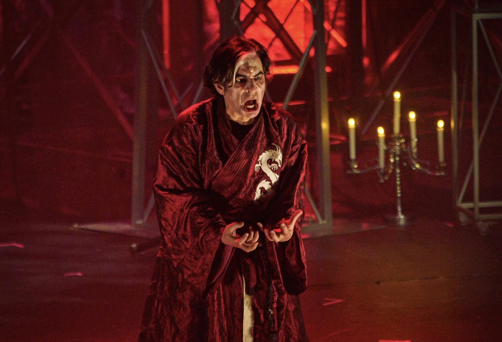 Okan Bayülgen'in 'Drakula' Oyunu Seyirciyle Buluşuyor