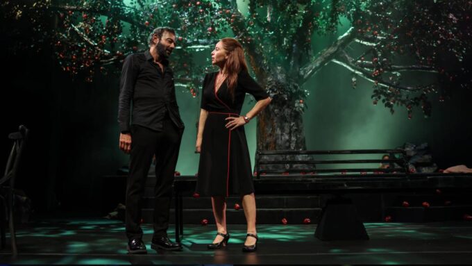 Kerem Alışık ve Evrim Alasya, Sevgililer Günü'nü Sahneye Taşıdı