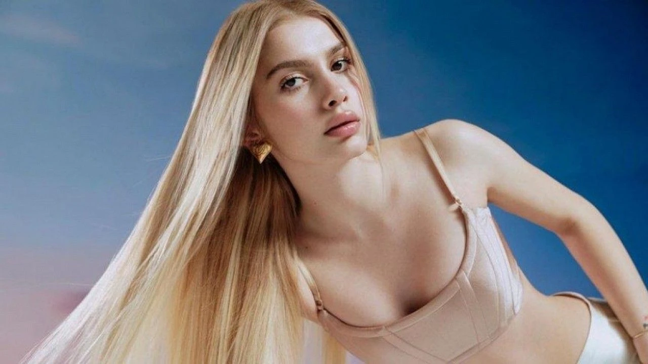 Aleyna Tilki, Kahvehanede Çay Keyfi Yaparken Görüntülendi!