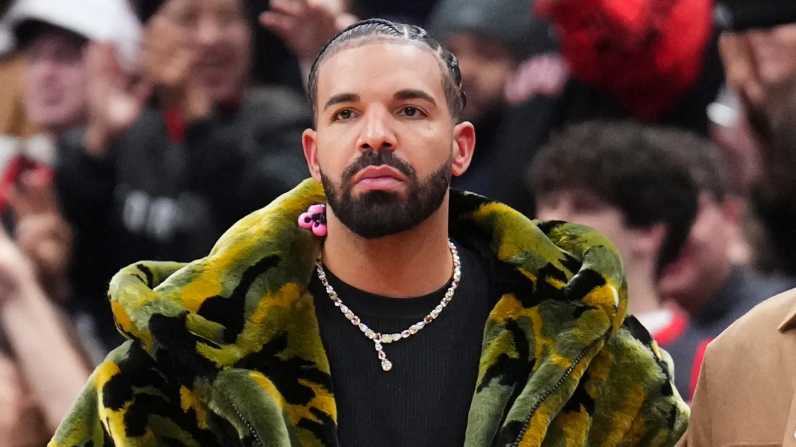 Drake'in Konserlerinde Pankartlar ve Para Dağıtma Krizi