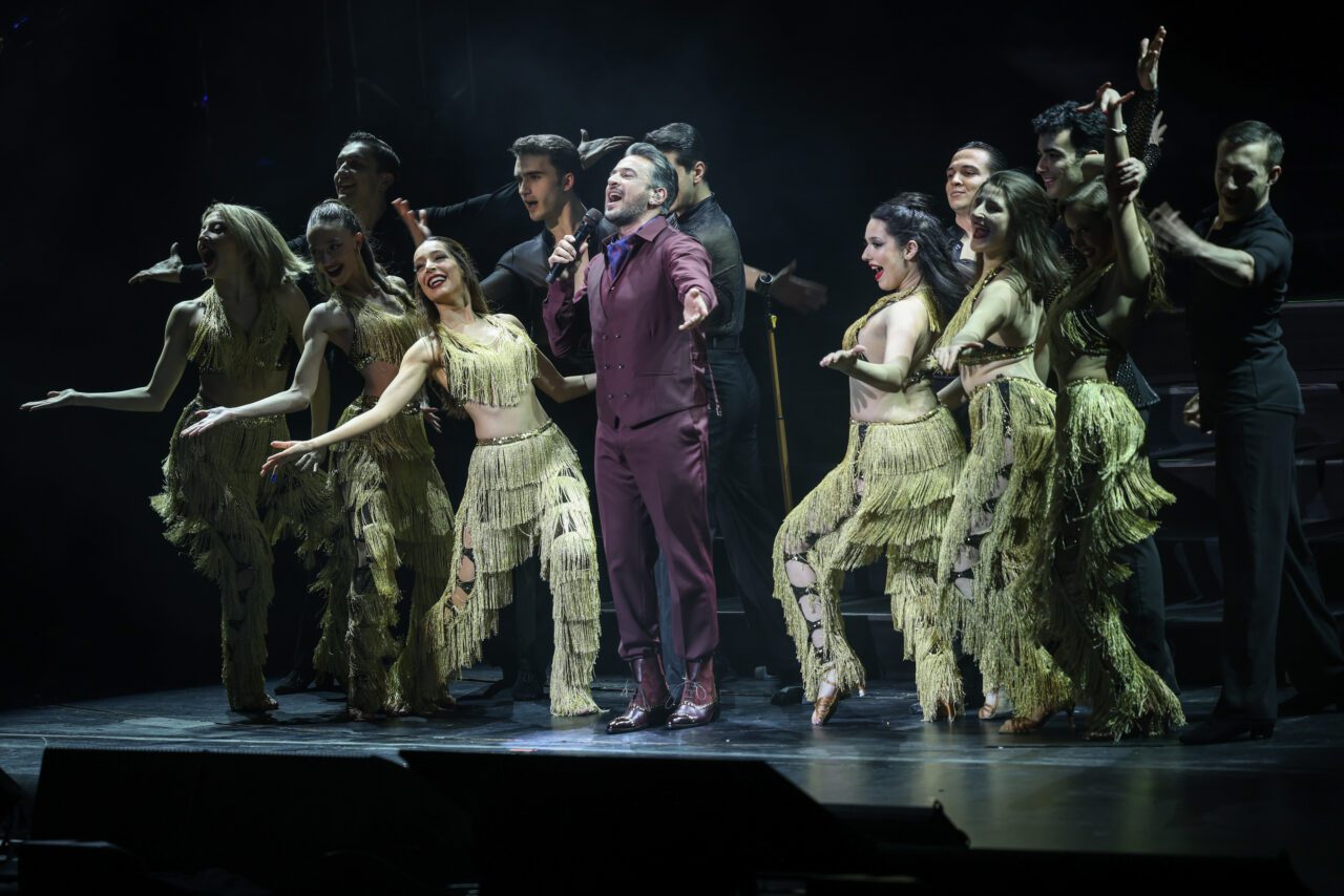 Emre Altuğ'dan Türk Popuna Saygı Duruşu