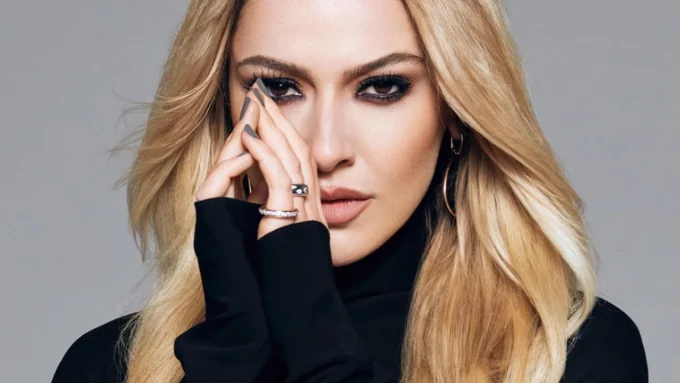 Hadise'den İhraç Edilen Teğmenlere Destek Mesajı