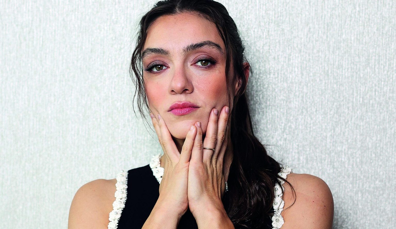 Merve Dizdar Yeni Projeleriyle Seyirci Karşısında