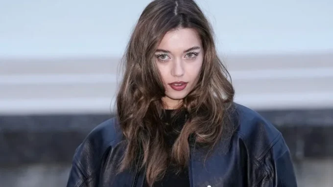 Afra Saraçoğlu, Paris Moda Haftası'nda Göz Kamaştırdı