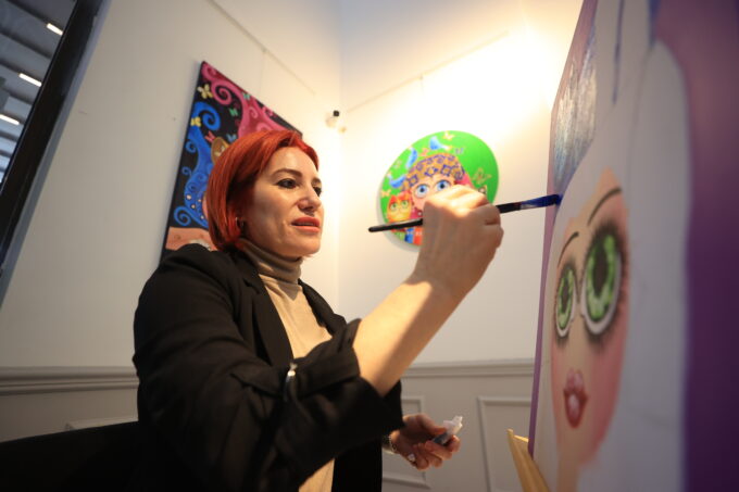 Antalyalı Ressam Nurten Balaban, 8 Mart Dünya Kadınlar Günü'nü Tuvaline Taşıdı!