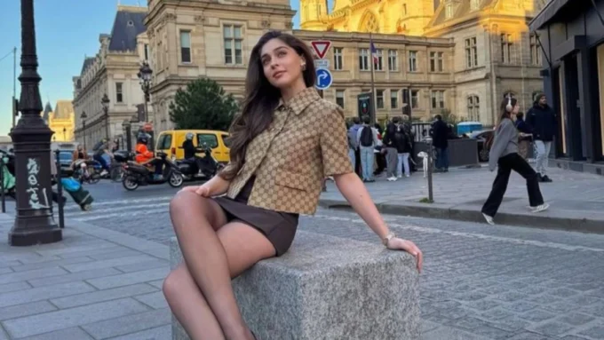 Cemre Baysel Paris Sokaklarında Büyüleyici Pozlar Verdi