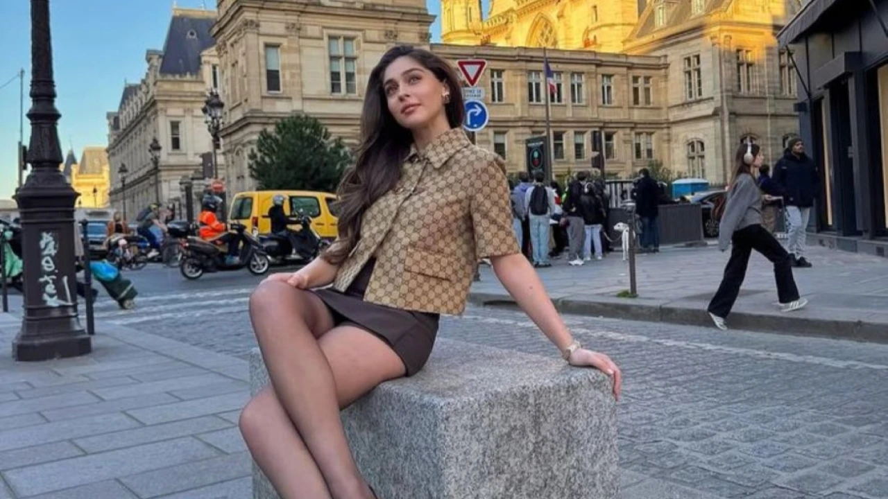 Cemre Baysel Paris Sokaklarında Büyüleyici Pozlar Verdi