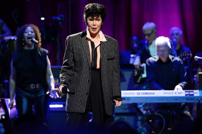 Cher’den Şaşırtan Elvis Presley Taklidi!