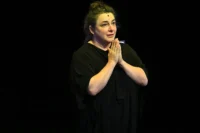 Esra Dermancıoğlu, 'Muskat' ile Sahneyi Büyülemeye Devam Ediyor!