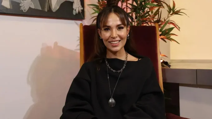 Esra Ronabar, Kızıl Goncalar Dizisine Psikolog Özge Rolüyle Katıldı!