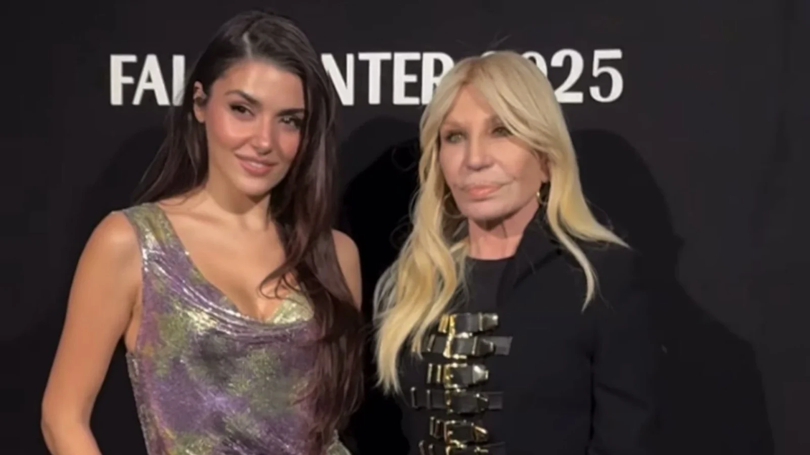 Hande Erçel, Moda Dünyasının Devi Donatella Versace ile Takipleşti