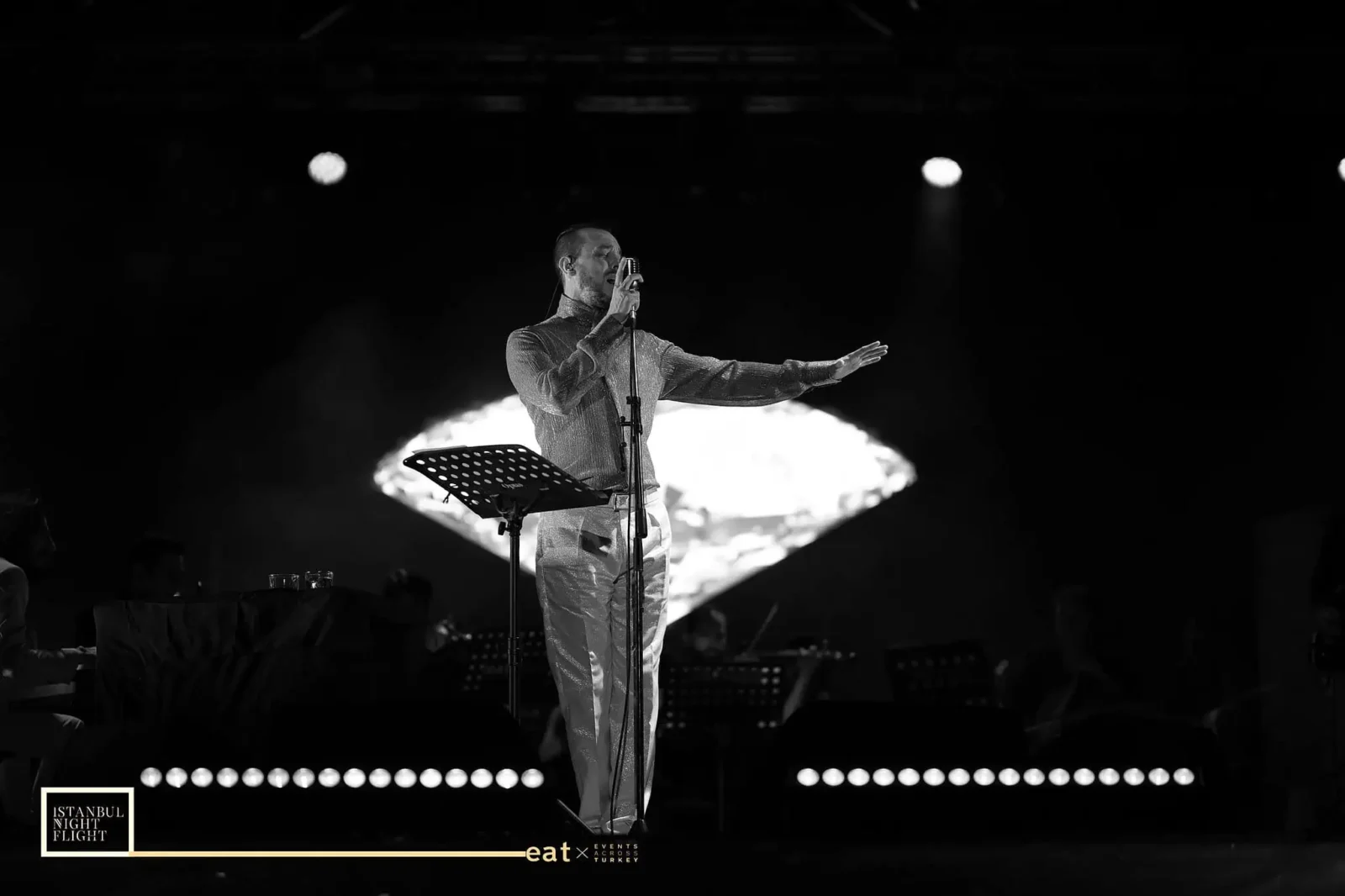 Müzik ve Sanatın Buluştuğu “NIGHT is VIBE” Etkinliğinde Cem Adrian Konseri!