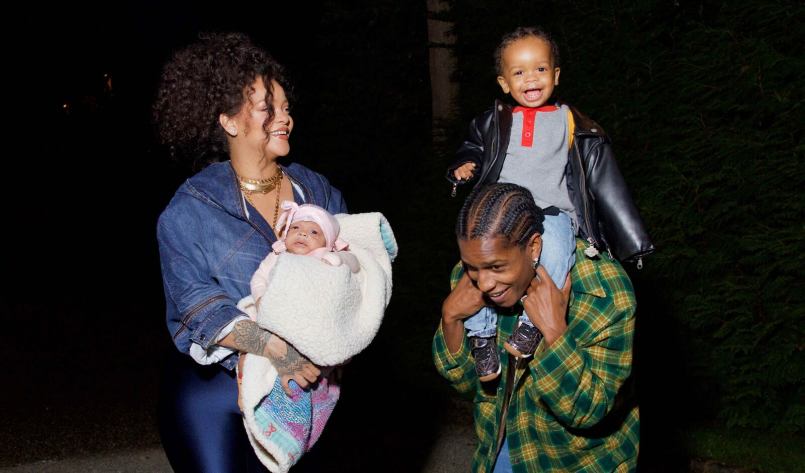 Rihanna'dan Dikkat Çeken Doğum Fotoğrafları