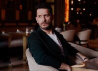 Uraz Kaygılaroğlu'ndan Yeni Dizi! Ünlü Oyuncu Hem Sahne Hem Setlerde