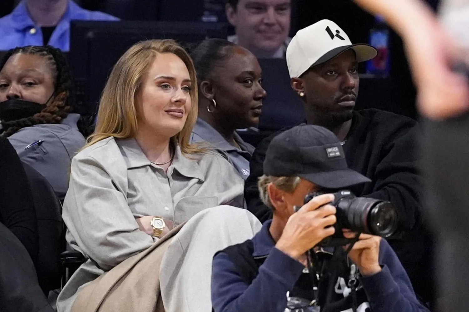 Adele, Müziğe Verdiği Aranın Ardından Nişanlısıyla Sahalara Döndü