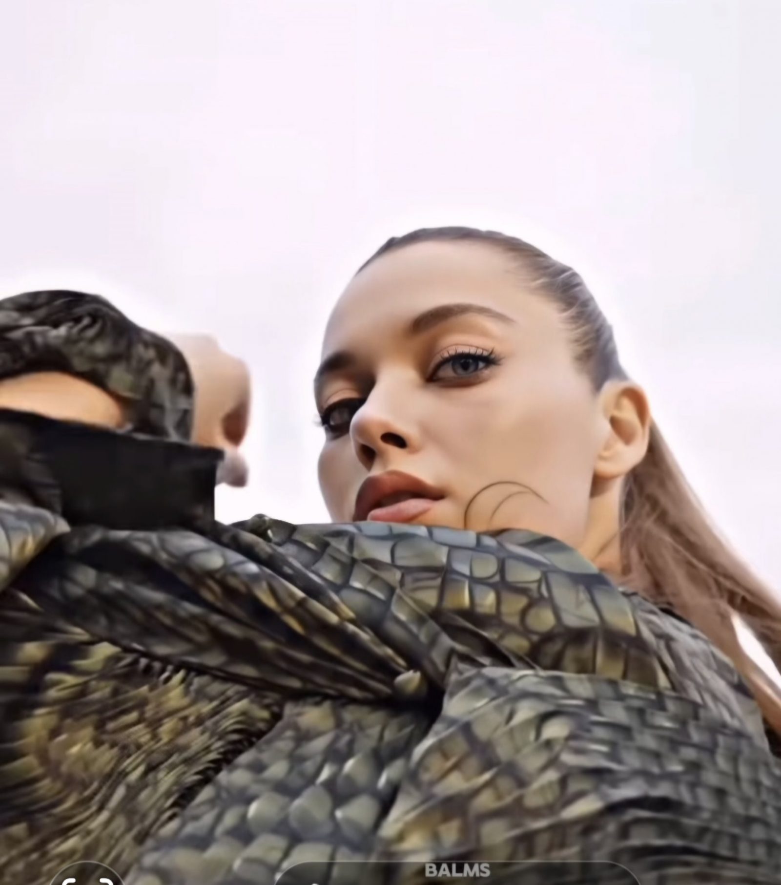 Afra Saraçoğlu’ndan Cesur Tatil Pozu! Sosyal Medya Yıkıldı