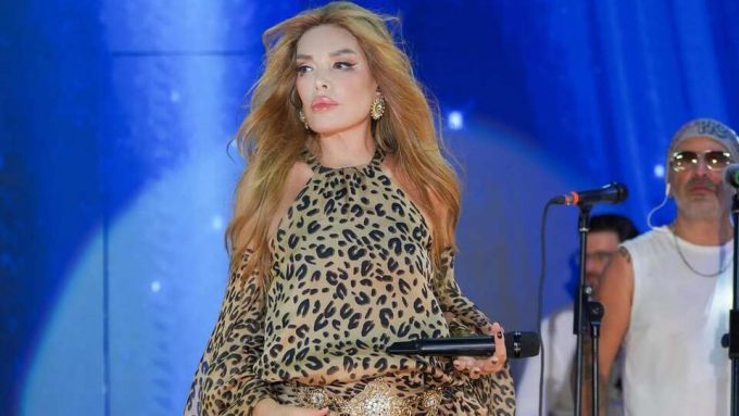 Ajda Pekkan’dan Cesur İmaj Değişikliği: Yılların Sarısı Yerini Kumrala Bıraktı