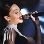 Alya, Bornozla Sahneye Çıktı: Bavulunu Unutan Şarkıcıdan Cesur Performans