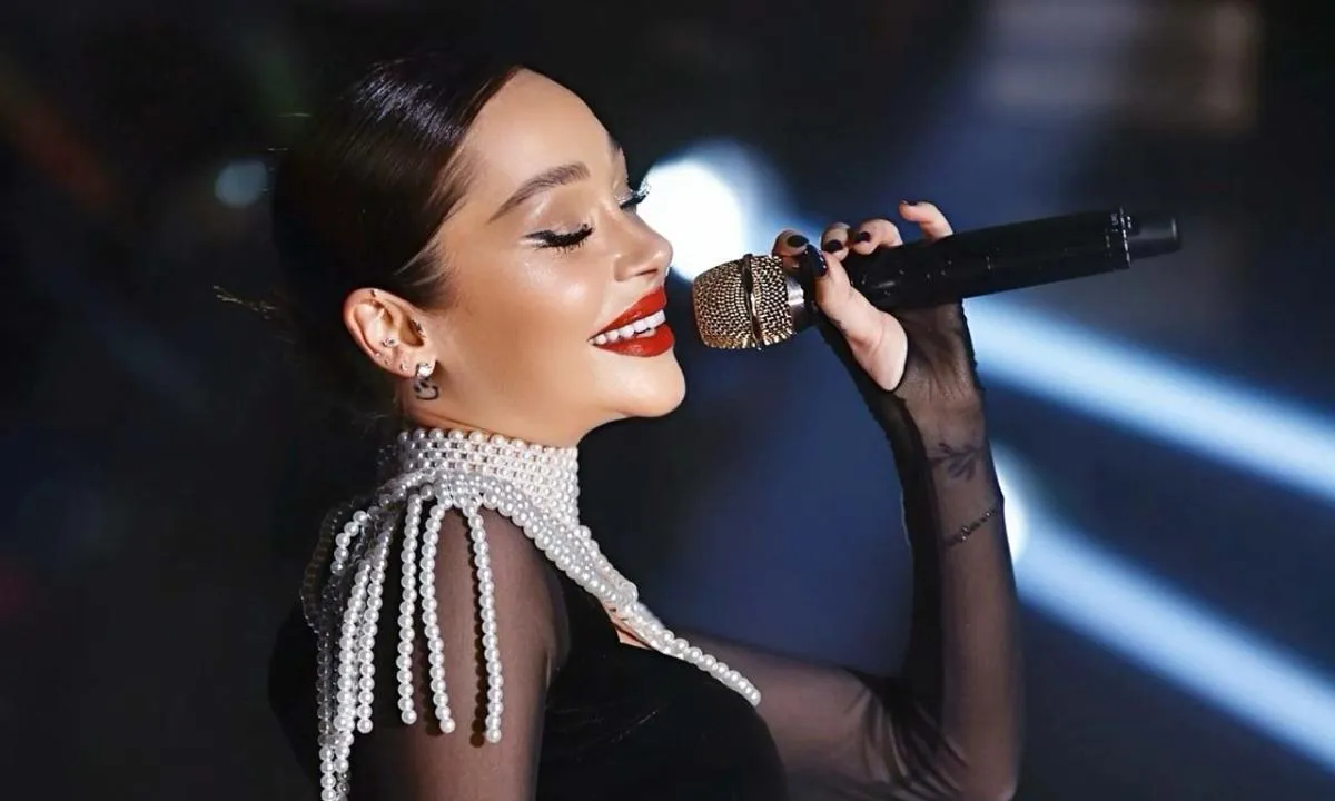 Alya, Bornozla Sahneye Çıktı: Bavulunu Unutan Şarkıcıdan Cesur Performans