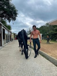 Aras Bulut İynemli'nin Üstsüz Pozu Sosyal Medyada Olay Oldu