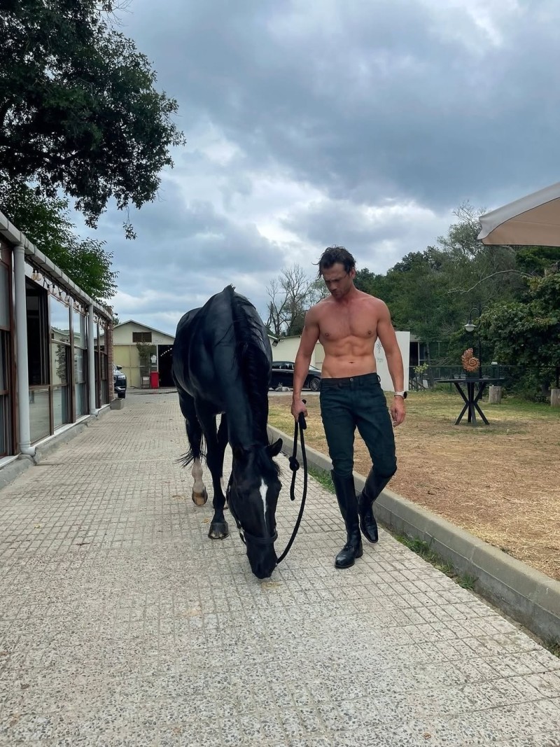 Aras Bulut İynemli'nin Üstsüz Pozu Sosyal Medyada Olay Oldu