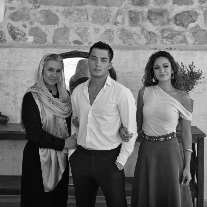 Atakan Özkaya, “Uzak Şehir” Setinden Paylaştı! Siyah Beyaz Kareler Olay Yarattı