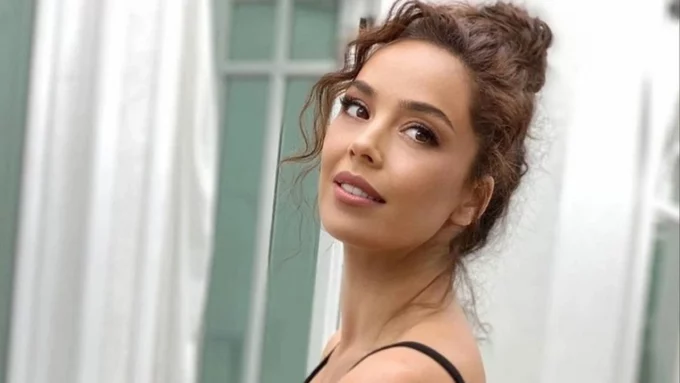 Azra Akın’dan Çarpıcı Estetik Açıklaması! “43 Yaşındayım, Hiçbir Yerimde Estetik Yok”