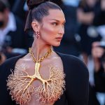 Bella Hadid, Sütyensiz Pozuyla Sosyal Medyayı Salladı