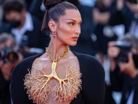 Bella Hadid, Sütyensiz Pozuyla Sosyal Medyayı Salladı