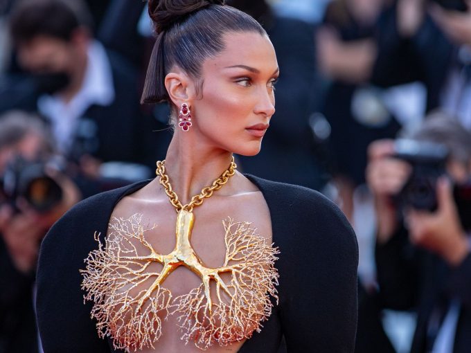 Bella Hadid, Sütyensiz Pozuyla Sosyal Medyayı Salladı