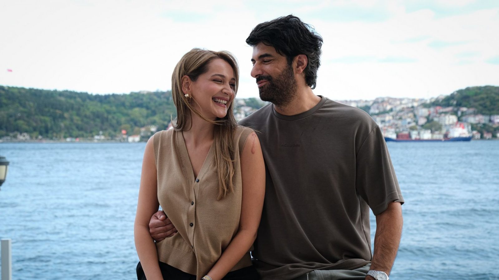 Bereketli Topraklar Dizisinin Yurt Dışı Afişi Büyük Ses Getirdi