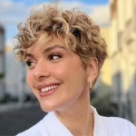 Bergüzar Korel’den Yapay Zeka Tepkisi: “Annemin Telefonları Durmuyor”