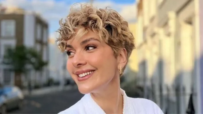 Bergüzar Korel’den Yapay Zeka Tepkisi: “Annemin Telefonları Durmuyor”