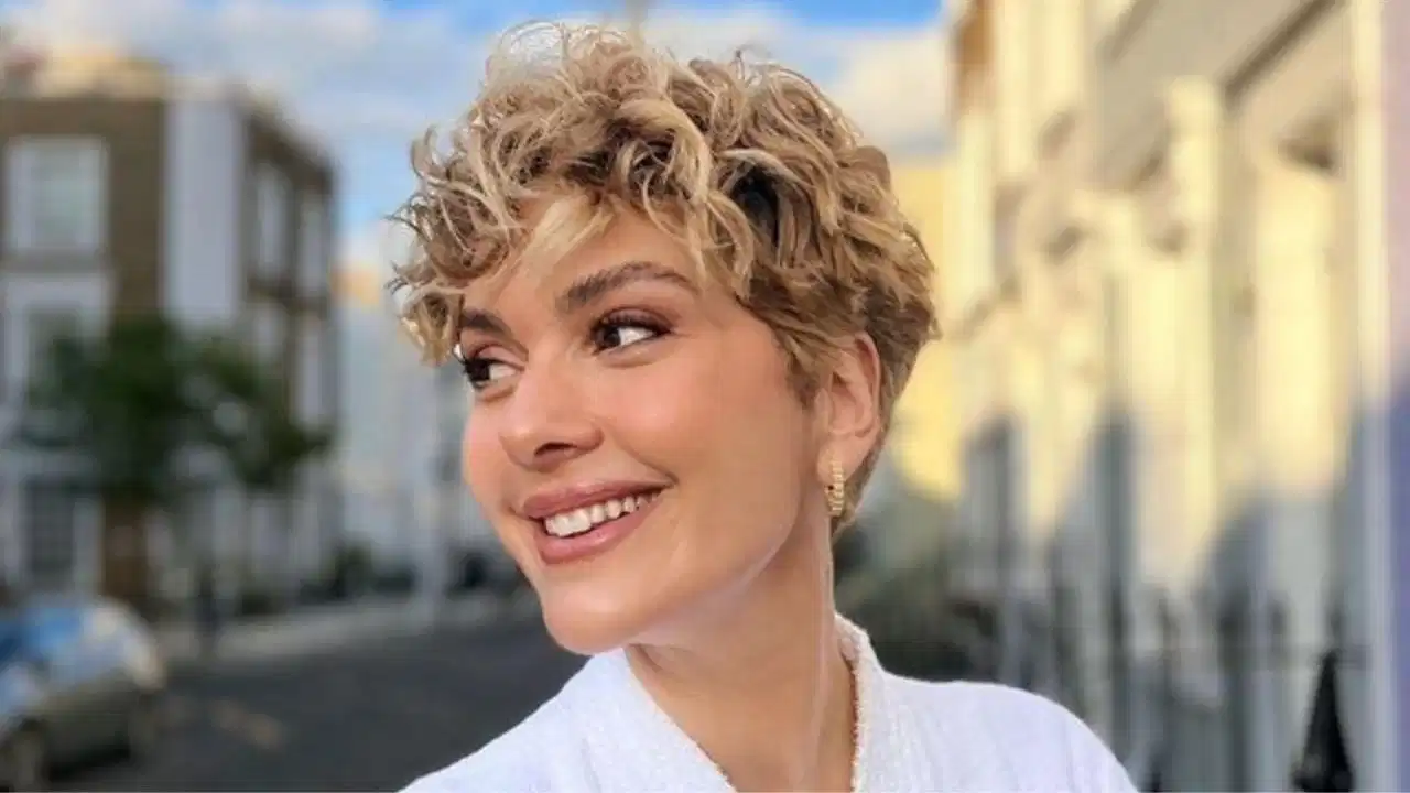 Bergüzar Korel’den Yapay Zeka Tepkisi: “Annemin Telefonları Durmuyor”