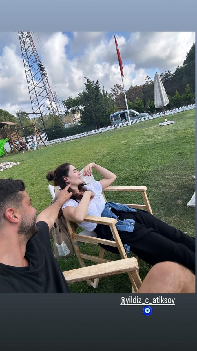 Berk Oktay ve Yıldız Çağrı Atiksoy’dan Nazar Boncuklu Mutluluk Paylaşımı