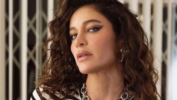 Berrak Tüzünataç'ın Tatil Paylaşımı Olay Oldu: Güzelliğiyle Büyüledi!