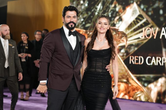 Burak Özçivit ve Fahriye Evcen’in Serveti 1 Milyar TL’yi Aştı: Bodrum’daki Lüks Hayat Göz Kamaştırıyor