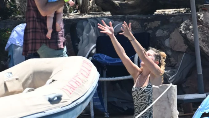 Burcu Biricik, Eşi ve Kızı Luna ile Marmaris Tatilinde Aile Saadetini Yaşıyor