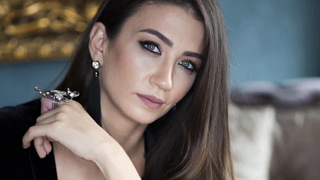 Ceren Benderlioğlu’nun Duygulandıran Dövmesi: Kızının Çizimi, Beline Ölümsüzleşti