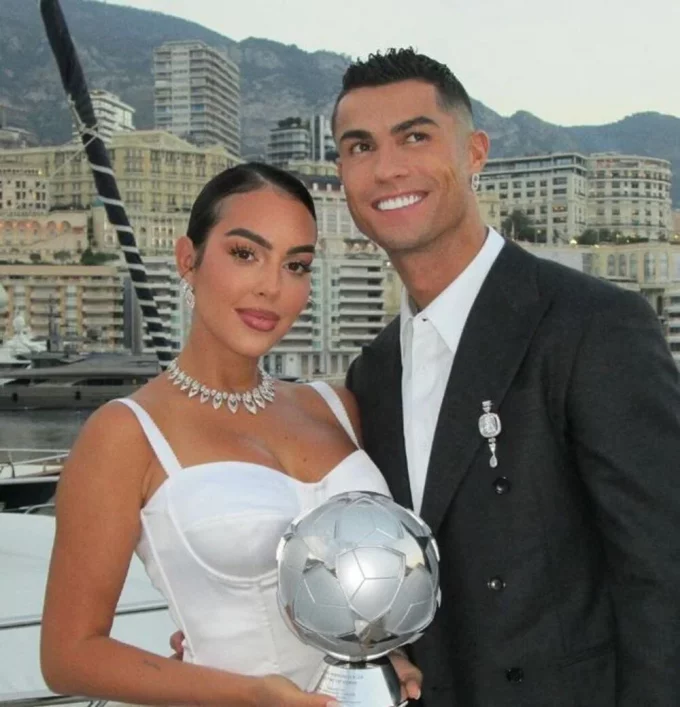 Cristiano Ronaldo ile Georgina Rodriguez Nişanlandı: 2 Milyon Dolarlık Yüzük Sosyal Medyada Olay Oldu