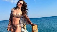 Defne Samyeli’den Cesur Tatil Pozu: Leoparlı Bikiniyle Göz Kamaştırdı!