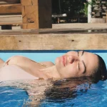 Demet Özdemir Tatilde Göz Kamaştırdı: Havuz Pozları Sosyal Medyayı Salladı