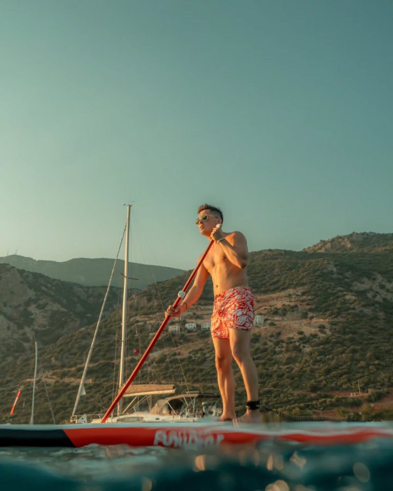 Denizlerin Hırçın Yakışıklısı Atakan Özkaya Tatilin Tadını Çıkarıyor