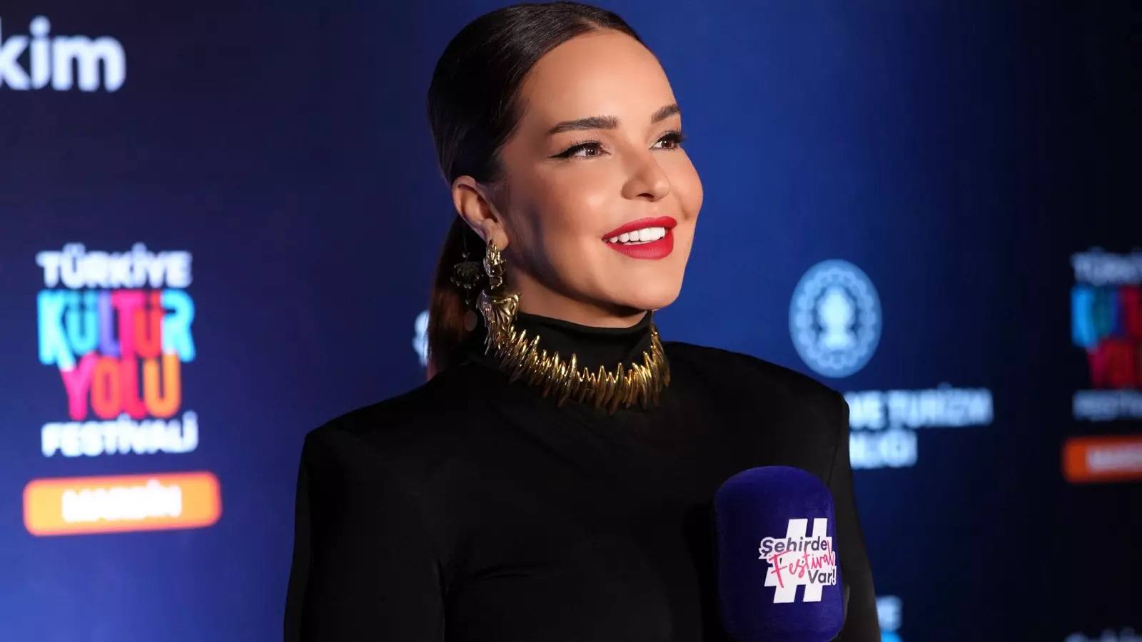 Duygusal ve Coşkulu Anlar: Bengü, Mardin Kültür Yolu Festivali’nde Sahne Aldı