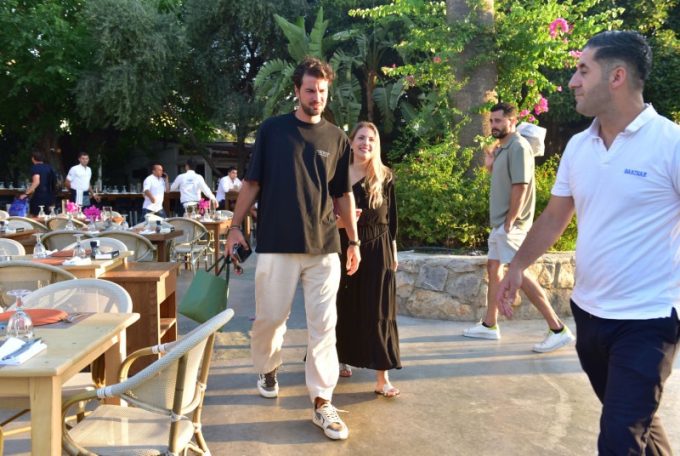 Eda Ece ve Buğrahan Tuncer'den Bodrum'da Romantik Yaz Akşamı