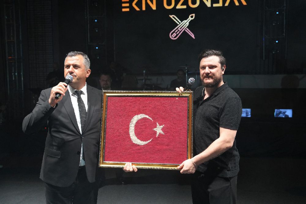 Ekin Uzunlar Tekirdağ’da Sahne Aldı: Karadeniz Ezgileriyle Unutulmaz Gece