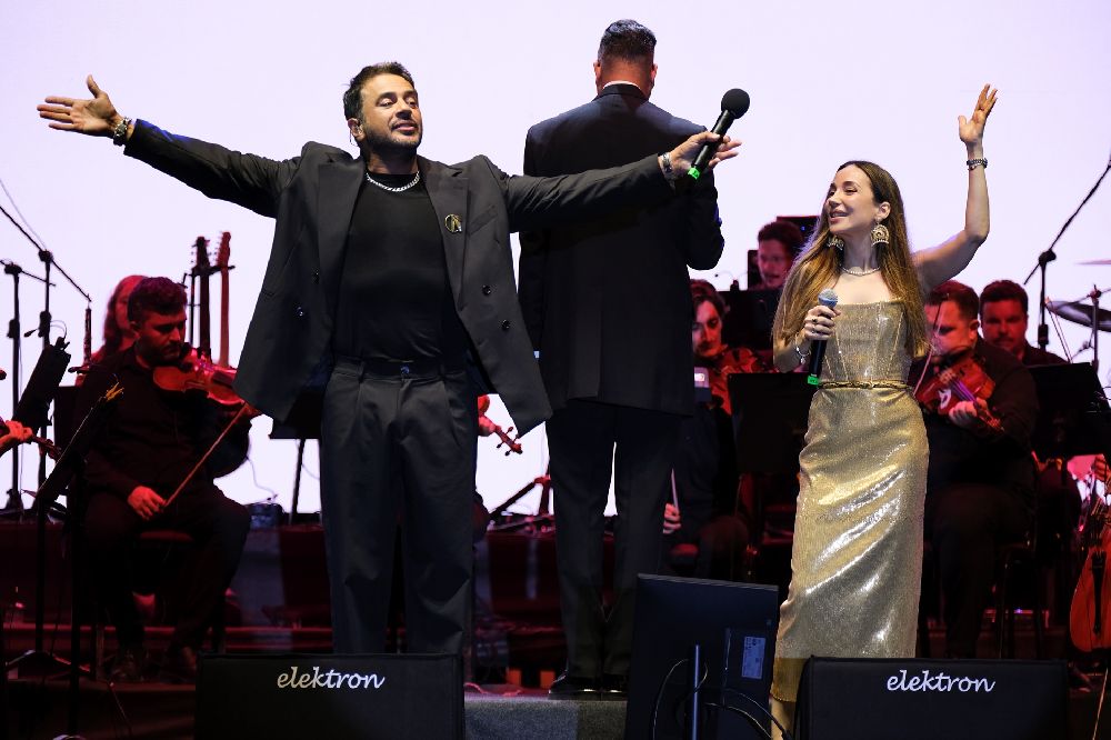 Emre Altuğ ile İpek Açar’dan Unutulmaz Konser Gömeç’te