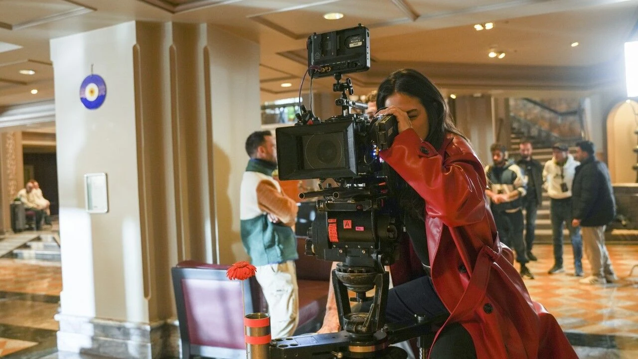 Eşref Rüya’nın 2. Sezon Çekimleri Başladı! Çağatay Ulusoy ve Demet Özdemir’den Sürpriz Kareler