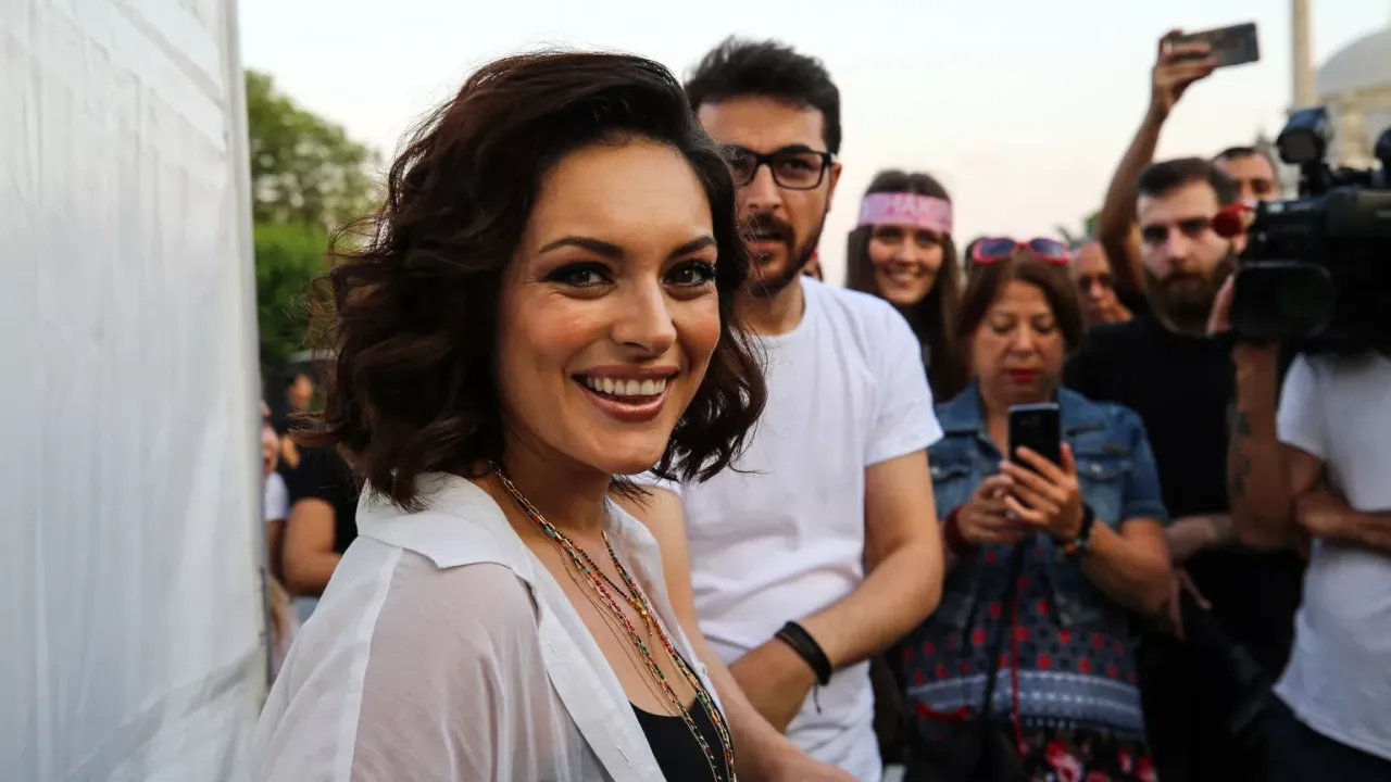 Ezgi Mola'nın 1,5 Saatlik Bamya Mesaisi Sosyal Medyada Olay Oldu!